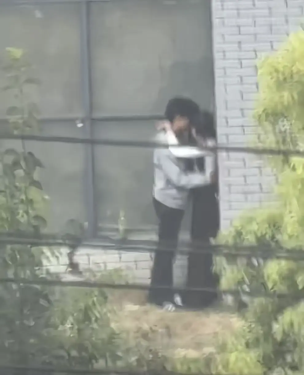 《蚌埠职教园情侣野外吃冰棒视频完整版》现场画面流出引热议-蚌埠职教园情侣野外吃冰棒视频完整版事件全过程完整呈现-免费鉴赏